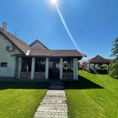 Penzion U Bohusa Lednice Bagian luar foto