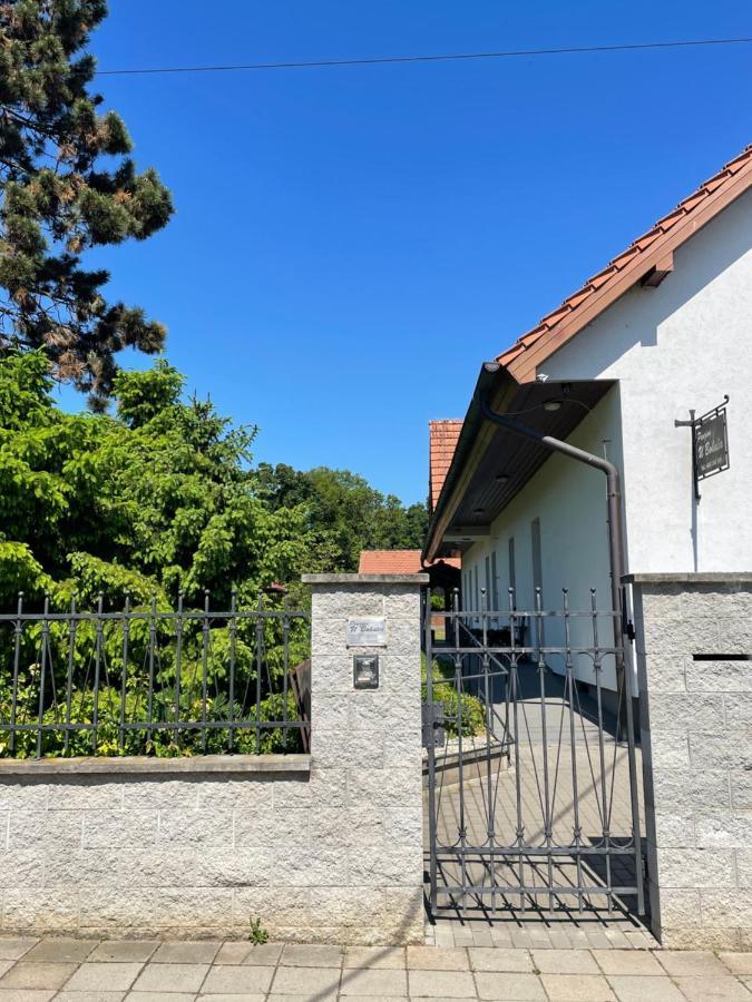 Penzion U Bohusa Lednice Bagian luar foto