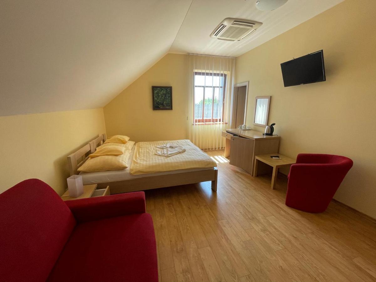 Penzion U Bohusa Lednice Bagian luar foto